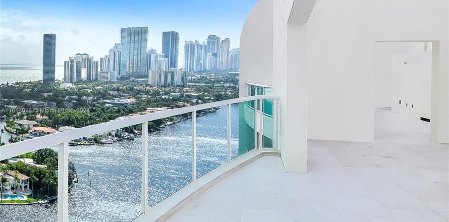 Condominio en Aventura, Florida, 6 dormitorios  № 1238122