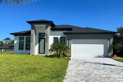 House in Cape Coral, Florida 3 bedrooms № 1385929 - photo 1