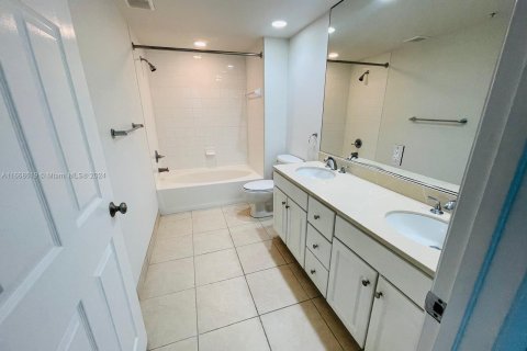 Condo in Miami, Florida, 2 bedrooms  № 1385931 - photo 5