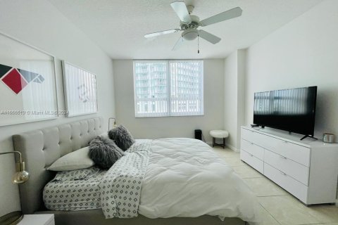 Condo in Miami, Florida, 2 bedrooms  № 1385931 - photo 23