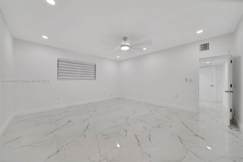 Villa ou maison à vendre à Miami Gardens, Floride: 4 chambres, 217.3 m2 № 1385976 - photo 21