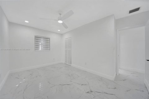 House in Miami Gardens, Florida 4 bedrooms, 217.3 sq.m. № 1385976 - photo 2