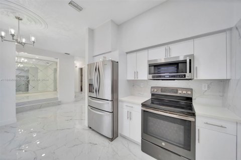 Villa ou maison à vendre à Miami Gardens, Floride: 4 chambres, 217.3 m2 № 1385976 - photo 10