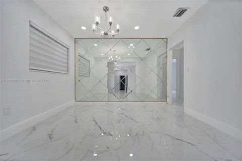 Villa ou maison à vendre à Miami Gardens, Floride: 4 chambres, 217.3 m2 № 1385976 - photo 5