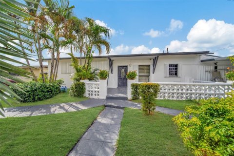 Villa ou maison à vendre à Miami Gardens, Floride: 4 chambres, 217.3 m2 № 1385976 - photo 1