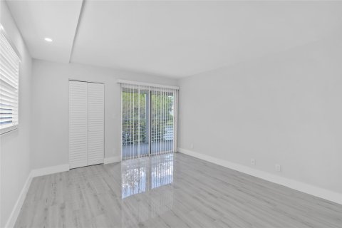 Condo in Coconut Creek, Florida, 2 bedrooms  № 1225648 - photo 5