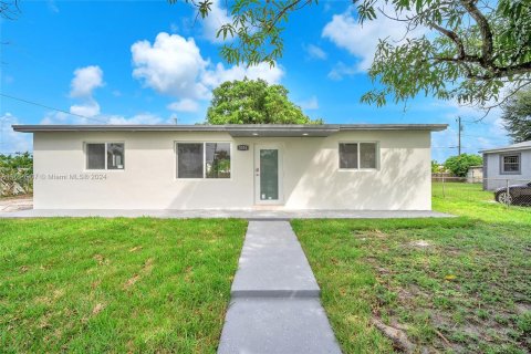 House in Miami Gardens, Florida 3 bedrooms, 87.89 sq.m. № 1380414 - photo 1