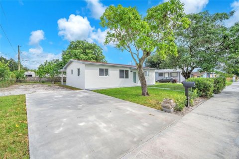 Villa ou maison à vendre à Miami Gardens, Floride: 3 chambres, 87.89 m2 № 1380414 - photo 2