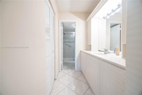 Copropriété à vendre à Sunrise, Floride: 2 chambres, 116.13 m2 № 1295014 - photo 12