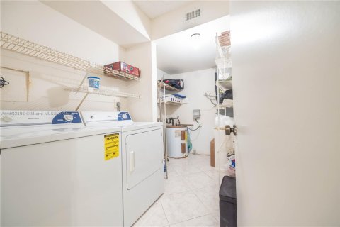 Condo in Sunrise, Florida, 2 bedrooms  № 1295014 - photo 19