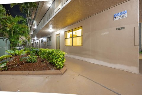 Condo in Sunrise, Florida, 2 bedrooms  № 1295014 - photo 20