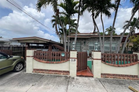 Villa ou maison à vendre à Miami, Floride: 3 chambres, 162.95 m2 № 1352039 - photo 2