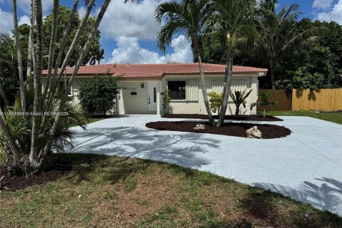 House in Miramar, Florida 3 bedrooms, 118.36 sq.m. № 1352038 - photo 1