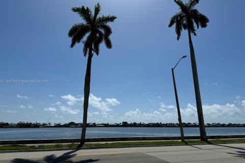 Condo in West Palm Beach, Florida, 1 bedroom  № 1358503 - photo 2