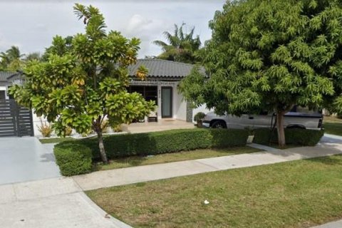 House in Miami, Florida 3 bedrooms, 193.79 sq.m. № 1385649 - photo 1