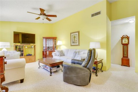 Villa ou maison à vendre à Palm Springs, Floride: 2 chambres, 108.6 m2 № 1128145 - photo 5