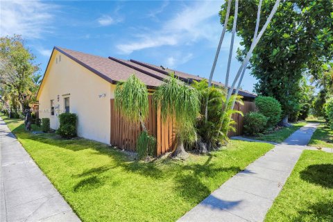 Villa ou maison à vendre à Palm Springs, Floride: 2 chambres, 108.6 m2 № 1128145 - photo 2