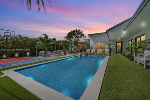 Casa en venta en Cutler Bay, Florida, 5 dormitorios, 154.22 m2 № 972162 - foto 1