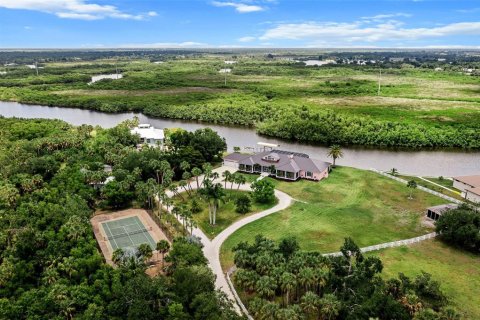 Casa en venta en Punta Gorda, Florida, 3 dormitorios, 379.13 m2 № 1219873 - foto 1