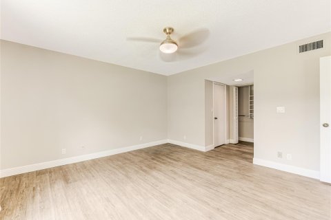 Condo in Tamarac, Florida, 2 bedrooms  № 1102355 - photo 18