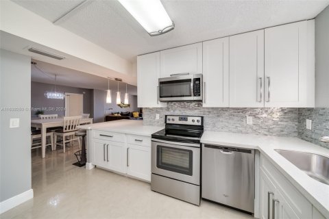 Condo in Hollywood, Florida, 2 bedrooms  № 1310303 - photo 18