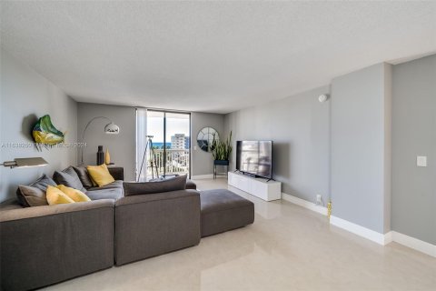 Condo in Hollywood, Florida, 2 bedrooms  № 1310303 - photo 8