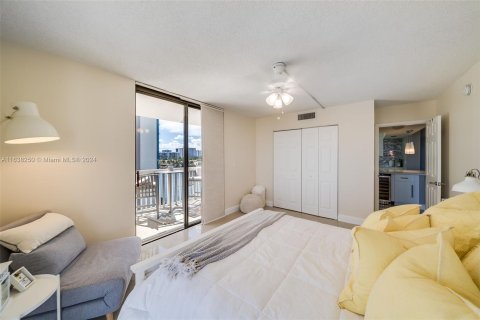 Condo in Hollywood, Florida, 2 bedrooms  № 1310303 - photo 23