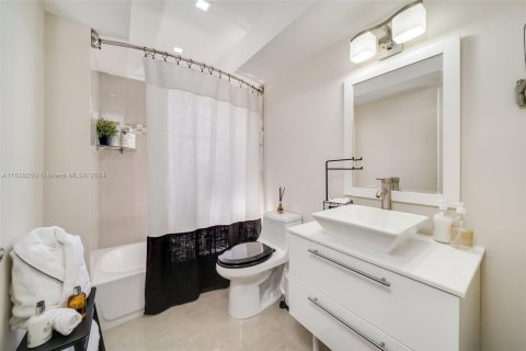 Condo in Hollywood, Florida, 2 bedrooms  № 1310303 - photo 19