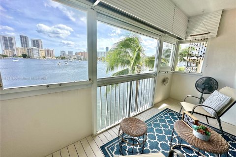 Condo in Hallandale Beach, Florida, 2 bedrooms  № 1402850 - photo 7