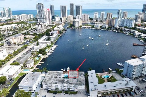 Condo in Hallandale Beach, Florida, 2 bedrooms  № 1402850 - photo 3