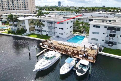 Condo in Hallandale Beach, Florida, 2 bedrooms  № 1402850 - photo 2