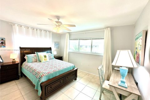 Condo in Hallandale Beach, Florida, 2 bedrooms  № 1402850 - photo 14