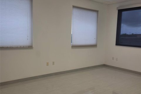 Commercial property in Doral, Florida № 638203 - photo 6