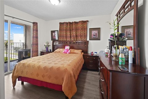 Condominio en venta en Hialeah Gardens, Florida, 2 dormitorios, 85.47 m2 № 1092176 - foto 12
