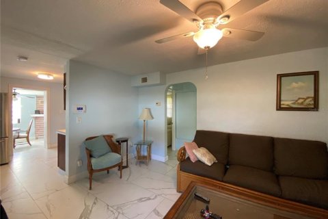 House in Edgewater, Florida 4 bedrooms, 137.5 sq.m. № 262225 - photo 8