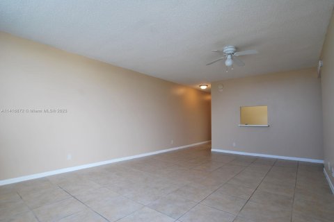 Condo in West Palm Beach, Florida, 1 bedroom  № 612222 - photo 5