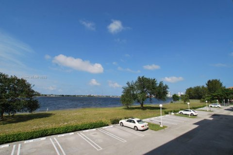 Condominio en venta en West Palm Beach, Florida, 1 dormitorio, 78.5 m2 № 612222 - foto 12