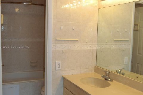 Condo in Tamarac, Florida, 2 bedrooms  № 1348733 - photo 12