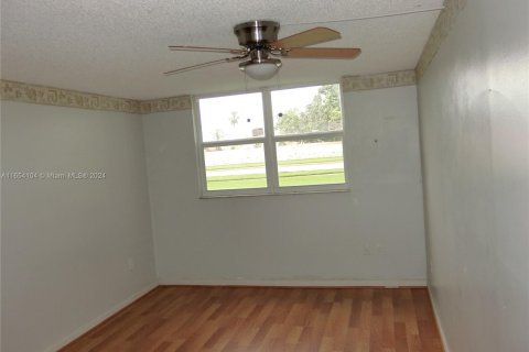 Condo in Tamarac, Florida, 2 bedrooms  № 1348733 - photo 9