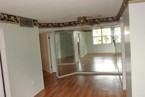 Condo in Tamarac, Florida, 2 bedrooms  № 1348733 - photo 5