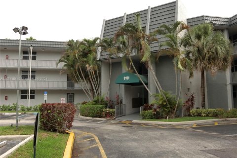 Condo in Tamarac, Florida, 2 bedrooms  № 1348733 - photo 1