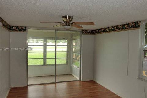 Condo in Tamarac, Florida, 2 bedrooms  № 1348733 - photo 4