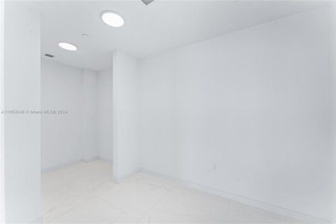 Condominio en alquiler en Miami, Florida, 3 dormitorios, 285.95 m2 № 1332348 - foto 25