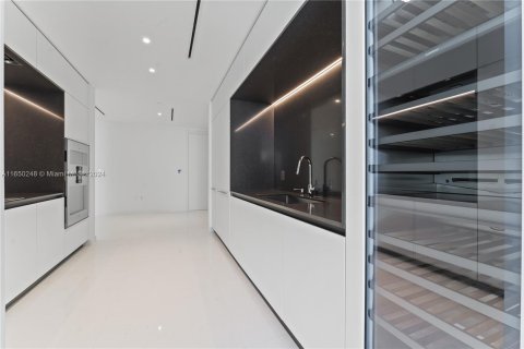 Condominio en alquiler en Miami, Florida, 3 dormitorios, 285.95 m2 № 1332348 - foto 12