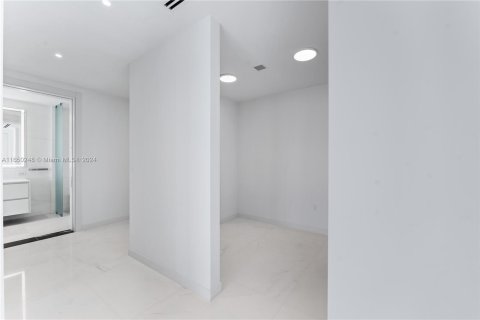 Condominio en alquiler en Miami, Florida, 3 dormitorios, 285.95 m2 № 1332348 - foto 24