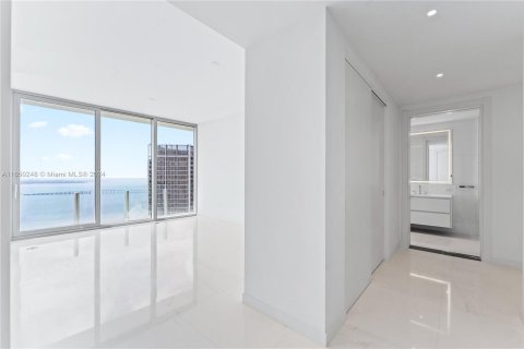 Condominio en alquiler en Miami, Florida, 3 dormitorios, 285.95 m2 № 1332348 - foto 15