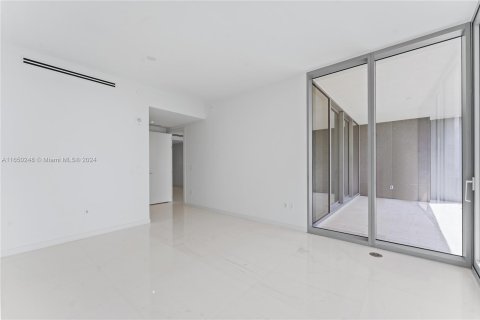 Condominio en alquiler en Miami, Florida, 3 dormitorios, 285.95 m2 № 1332348 - foto 19