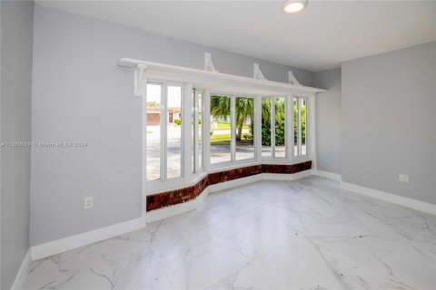 House in Miami, Florida 4 bedrooms, 153.57 sq.m. № 1427290 - photo 12