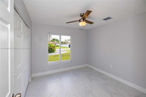 House in Miami, Florida 4 bedrooms, 153.57 sq.m. № 1427290 - photo 15