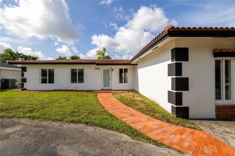 House in Miami, Florida 4 bedrooms, 153.57 sq.m. № 1427290 - photo 2